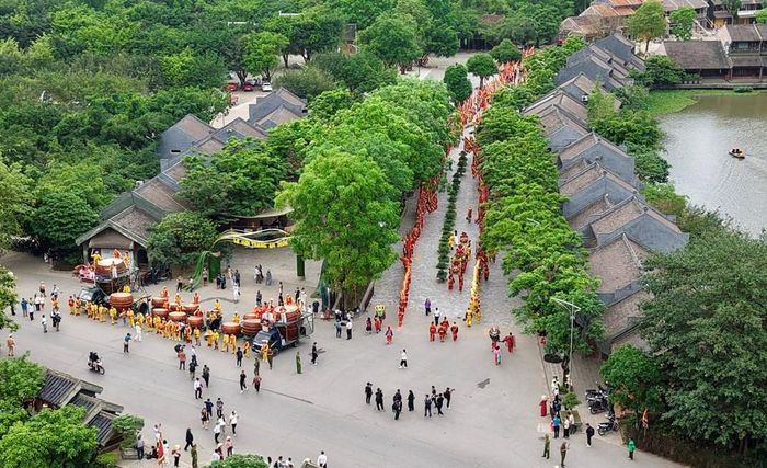 Đoàn rước từ khu vực bến An ra bến thuyền Tràng An trước khi lên thuyền