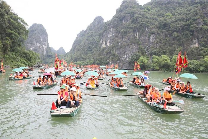 Hàng nghìn người tham gia rước rồng, rước nước trên sông Sào Khê