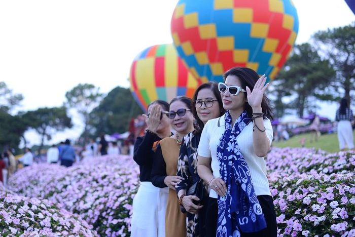 Doanh thu từ các hoạt động du lịch đạt khoảng 1.400 tỉ đồng