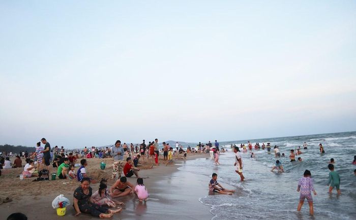 Biển Phan Thiết thu hút khá đông du khách