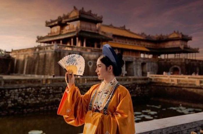 Theo Sở Du lịch TP. Huế, doanh thu bán vé vào cửa di tích Đại Nội và hệ thống lăng tẩm các vua triều Nguyễn đạt mức kỷ lục. Riêng ngày 1.5, doanh thu đạt hơn 4,2 tỉ đồng, vượt kỷ lục thiết lập một ngày trước đó (hơn 3,7 tỉ đồng). Ảnh: Mai Anh
