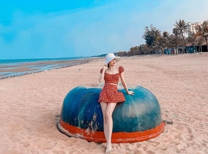 Du khách check-in tại bãi biển Cửa Lò. Ảnh: Mai Trang