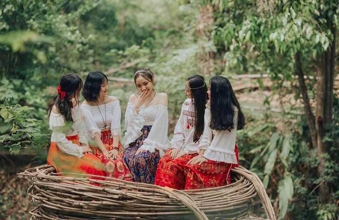 Những “tổ chim” trên cây ở Khu du lịch Troh Bư (huyện Buôn Đôn) mang lại sự thích thú cho du khách. Dịp lễ này, tỉnh Đắk Lắk ước đón khoảng 350.000 lượt khách đến tham quan, nghỉ dưỡng và tham gia các hoạt động, sự kiện văn hóa trên toàn tỉnh, tăng khoảng 18,64% so với cùng kỳ năm 2025. Ảnh minh họa: A. Mừng