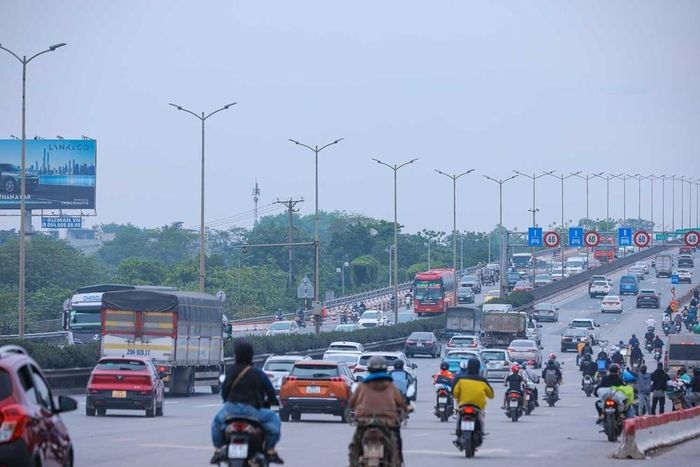 Lưu lượng phương tiện đi vào trung tâm Hà Nội từ hướng cầu Thanh Trì tăng nhanh so với những ngày nghỉ lễ
