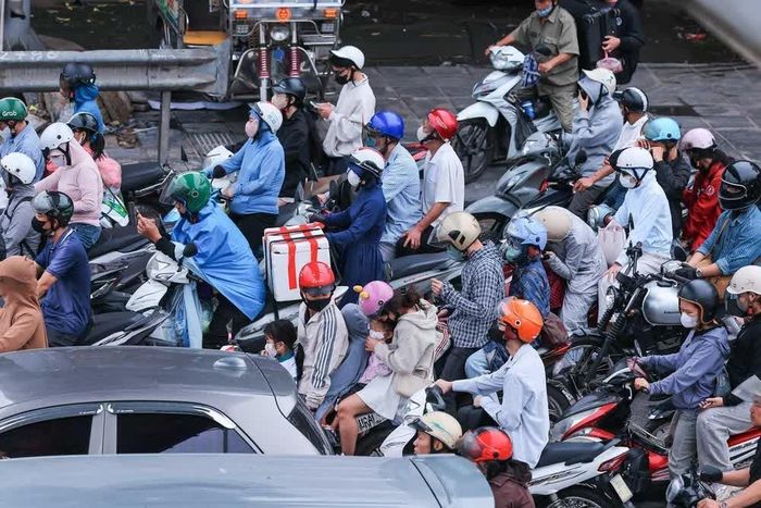 Trên các trục đường chính, mật độ giao thông gia tăng đáng kể (ảnh chụp tại đường Ngọc Hồi lúc 7h40')