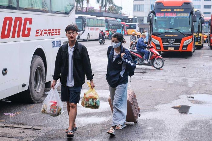Hành khách từ các tỉnh về đến Bến xe Nước Ngầm (ảnh chụp lúc 7h55')