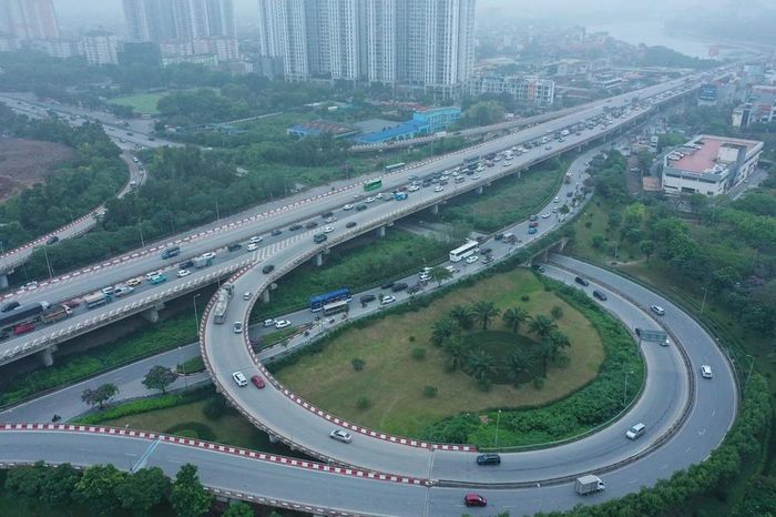 Lượng xe lưu thông ùn ứ ở nút giao thông Pháp Vân – Cầu Giẽ. Ảnh: Minh Đức - TTXVN
