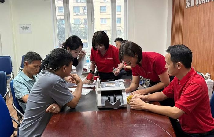Phường Thanh Xuân chi trả tiền cho người dân trong diện thu hồi phục vụ giải phóng mặt bằng đường Vành đai 2,5. (Ảnh: VÂN NGA)
