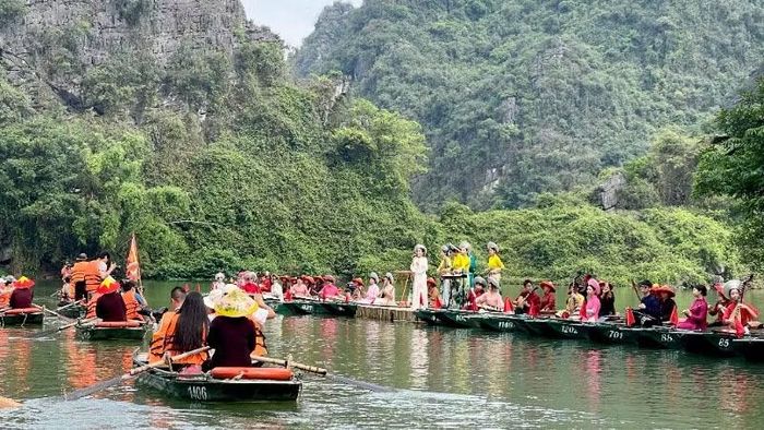 Biểu diễn các loại hình nghệ thuật tại lễ hội.