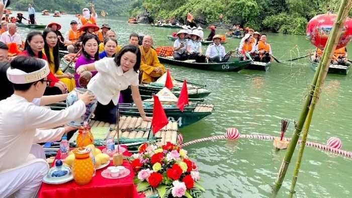 Đồng chí Nguyễn Thị Thanh, Ủy viên Trung ương Đảng, Phó Chủ tịch Quốc hội thực hiện nghi lễ rước nước tại lễ hội.