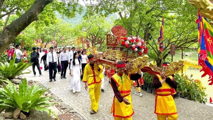 Các đại biểu tham dự lễ hội.