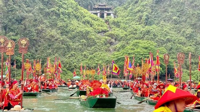 Lễ hội thu hút sự tham gia của đông đảo người dân và du khách.