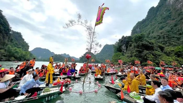 Các đại biểu thực hiện nghi lễ rước nước. 