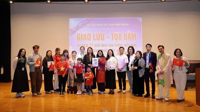 Các đại biểu chụp ảnh lưu niệm tại chương trình giao lưu-tọa đàm.