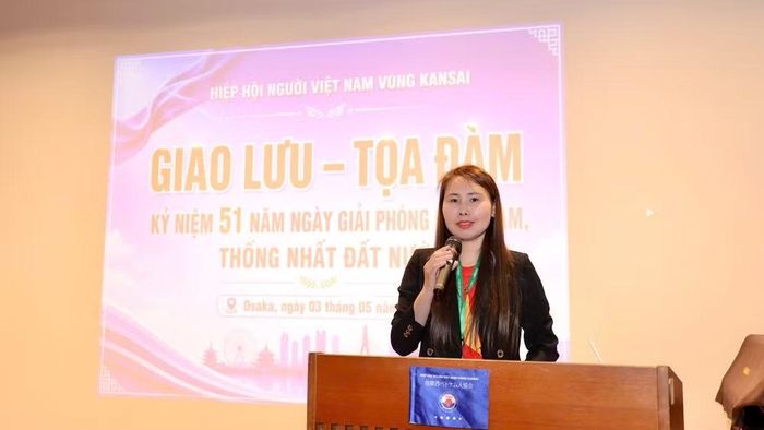 Bà Lê Thị Thương, Chủ tịch Hiệp hội Người Việt Nam vùng Kansai phát biểu tại chương trình.