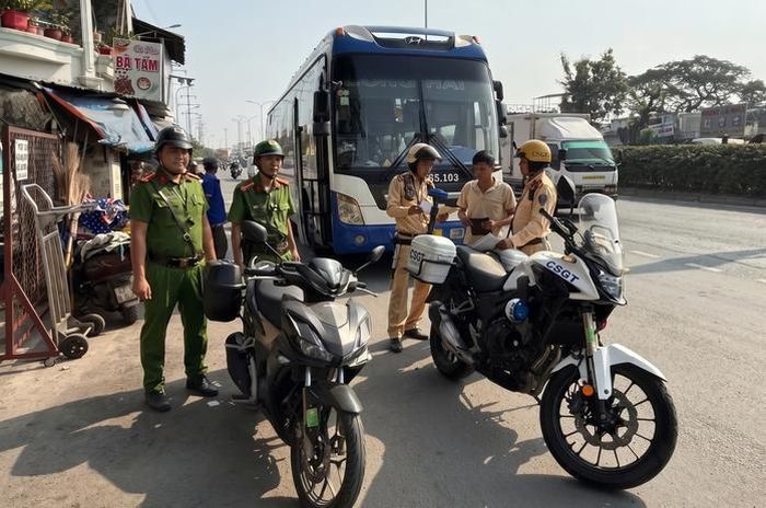 CSGT TPHCM xử lý xe khách vi phạm giao thông.