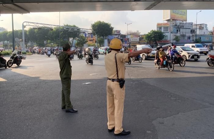 CSGT điều tiết giao thông ở ngã 6 Gò Vấp.