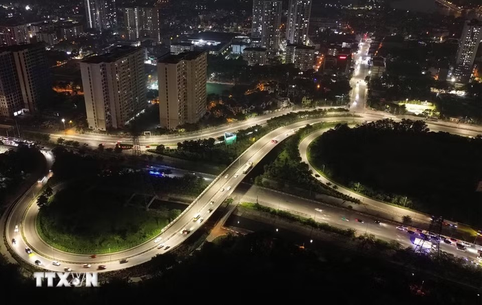 Các phương tiện nối đuôi nhau hướng vào trung tâm thành phố trong đêm muộn.