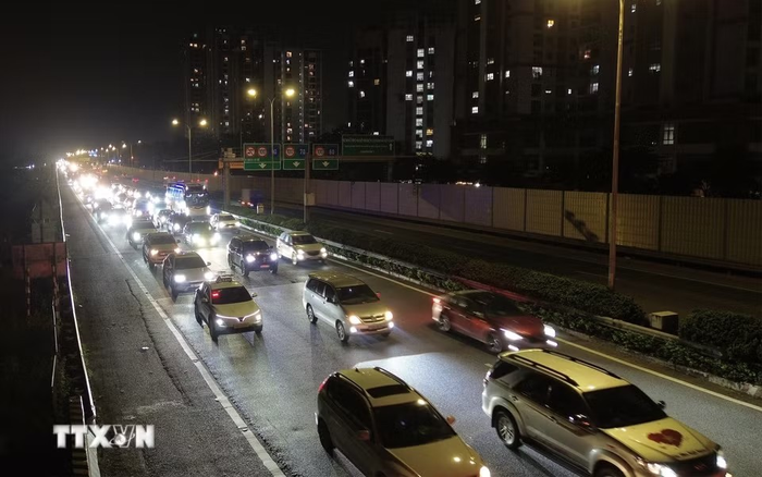 Các phương tiện di chuyển khó khăn trên cao tốc Pháp Vân - Cầu Giẽ hướng vào trung tâm thành phố trong đêm.