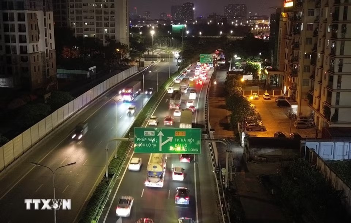 Các phương tiện nối đuôi nhau tiến vào trung tâm thành phố trên cao tốc Pháp Vân - Cầu Giẽ.
