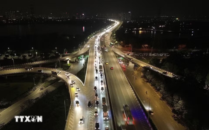Ùn tắc kéo dài hàng km trong đêm muộn, hướng từ cầu Thanh Trì vào đường Vành đai 3 và trung tâm thành phố. 
