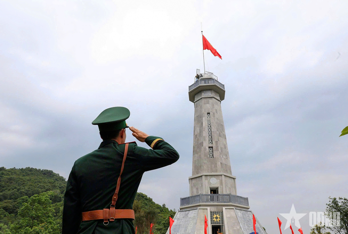 Cột cờ A Pa Chải - dấu ấn chủ quyền nơi cực Tây Tổ quốc, được cán bộ, chiến sĩ Đồn Biên phòng A Pa Chải ngày đêm bảo vệ.