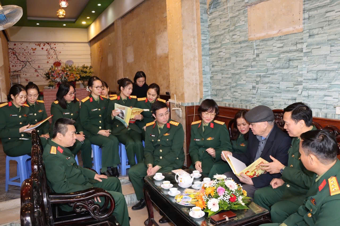Cục Cứu hộ - Cứu nạn, Bộ Tổng Tham mưu đến thăm và chúc mừng Đại tá Nguyễn Đình Kiên nhân dịp kỷ niệm 50 năm Chiến thắng Hà Nội-Điện Biên Phủ trên không.