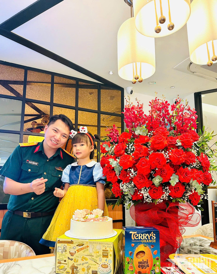 Thiếu tá Nguyễn Trường Giang và con gái.