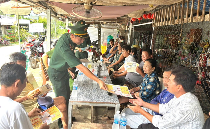 Cán bộ, chiến sĩ Đồn Biên phòng Sông Trăng tuyên truyền, phổ biến pháp luật cho người dân ở biên giới. 