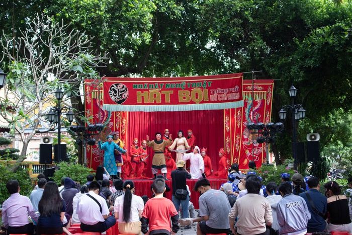 Sân khấu hát bội tại Lăng Ông Bà Chiểu (phường Gia Định, TP. Hồ Chí Minh).
