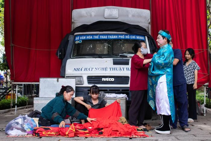 Cả đoàn tất bật chuẩn bị cho màn trình diễn phía sau sân khấu.