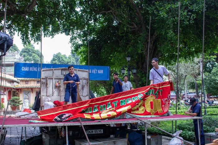 Các nghệ sĩ cũng có mặt từ rất sớm để hỗ trợ đội hậu cần thiết kế sân khấu. Sau đó, các nghệ sĩ mới bắt đầu chuẩn bị trang phục và trang điểm.