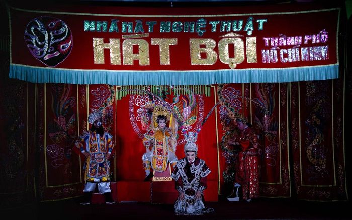 Sân khấu lung linh của nghệ thuật hát bội.