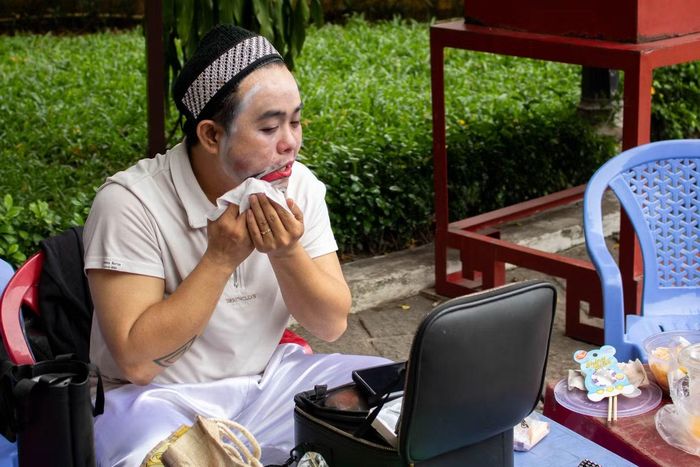 Gấp rút tẩy trang để diễn vai tiếp theo.