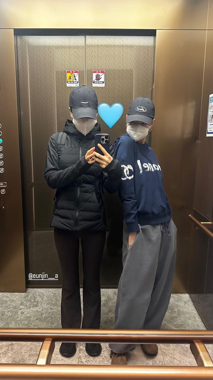 Đầu tiên, Kim Go Eun đăng hai bức ảnh selfie chụp cùng Ahn Eun Jin trong thang máy và gắn thẻ bạn mình.