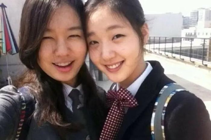 Kim Go Eun và Ahn Eun Jin, cùng tuổi và đều nổi tiếng vì từng học chung tại Đại học Nghệ thuật Quốc gia Hàn Quốc.