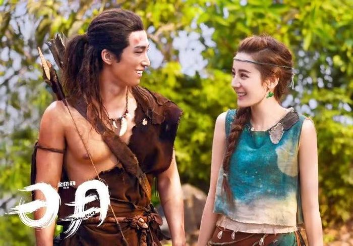 "The Legend of Sun and Moon" là câu chuyện tình lãng mạn huyền thoại xoay quanh Chang E (Địch Lệ Nhiệt Ba), một người phàm mang dòng máu bất tử, và Hou Yi (Đậu Kiêu), hậu duệ đời thứ chín của một gia tộc cung thủ thần thánh. Chang E được chọn làm vợ của một vị thần và buộc phải chia cách với Hou Yi, người đàn ông mà nàng yêu thương. Tuy nhiên, họ từ chối chấp nhận số phận và quyết tâm chiến đấu chống lại những kẻ bất tử. Đoàn làm phim đã xây dựng các cảnh quay thần thoại tại một phim trường và áp dụng hệ thống sản xuất của ngành công nghiệp điện ảnh Hollywood. Đạo diễn Kim Y Manh (Eva Jin) là nữ đạo diễn đầu tiên trong lịch sử phim tiếng Hoa đạt doanh thu hơn 100 triệu nhân dân tệ tại phòng vé. Bà từng được tạp chí "Hollywood" của Mỹ mệnh danh là "Thế hệ mới của châu Á".