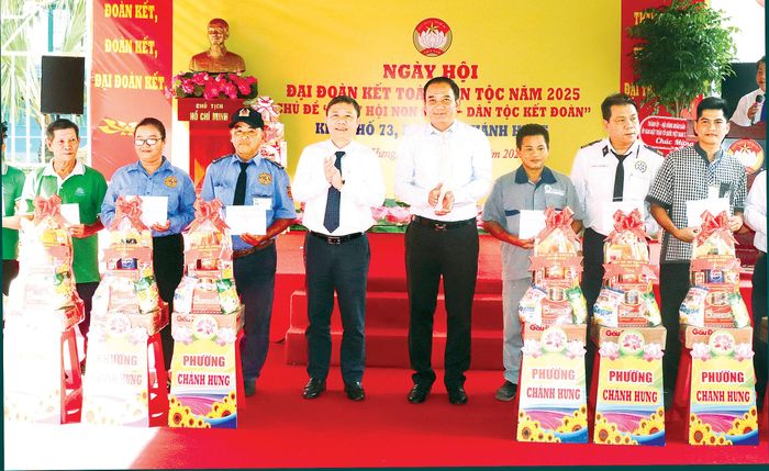  Trưởng Ban Tuyên giáo và Dân vận Thành ủy TPHCM Dương Anh Đức tặng quà của Thành ủy – HĐND – UBND - Ủy ban MTTQ Việt Nam TPHCM đến các hộ có hoàn cảnh khó khăn ở khu phố 73, phường Chánh Hưng. Ảnh: THÁI PHƯƠNG 