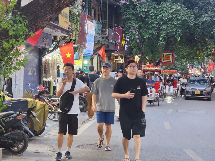 Khách quốc tế tại phố cổ Hà Nội. Ảnh: THU HÀ 
