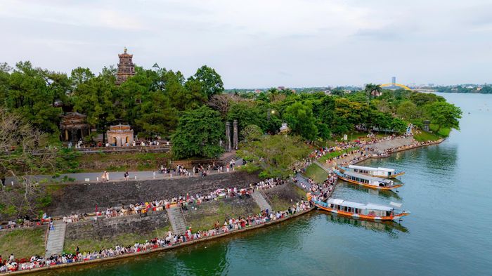  Du khách tham quan di tích chùa Thiên Mụ và trải nghiệm sông Hương thơ mộng 