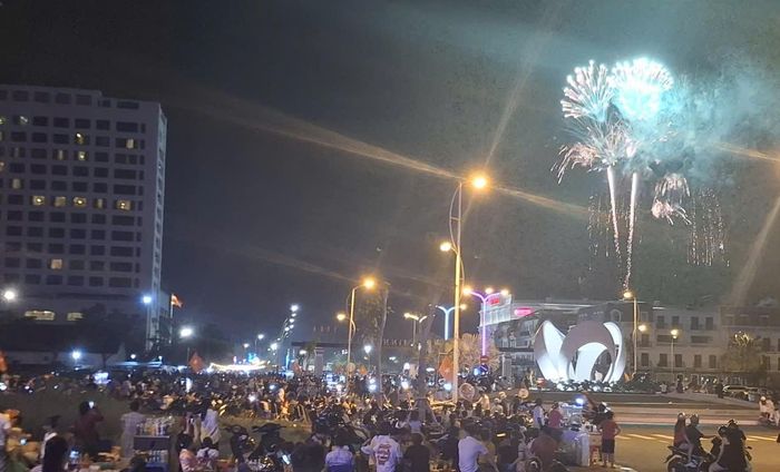  Đông đảo người dân thưởng thức bắn pháo hoa tại khu vực Quảng trường Phan Ngọc Hiển, phường An Xuyên, tỉnh Cà Mau 