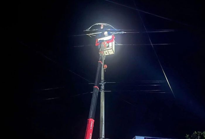  Công nhân điện lực nỗ lực khắc phục lưới điện sau trận dông lốc và mưa đá tối 2-5. Ảnh: EVN MIỀN BẮC 