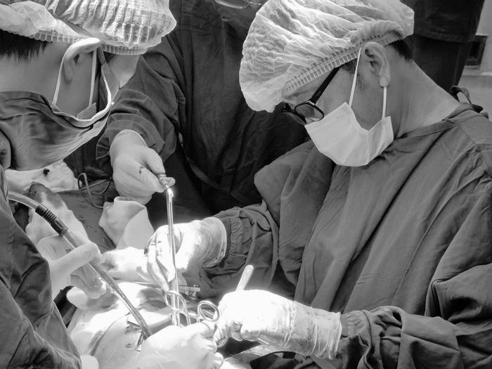 Bác sĩ Nguyễn Tri Phương phẫu thuật cho người bệnh