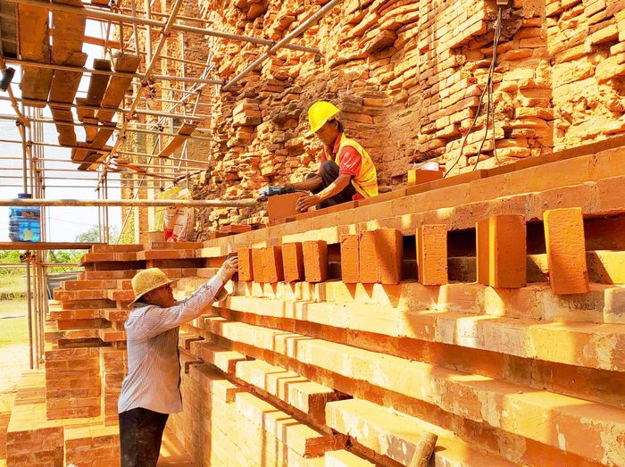  Những hạng mục xuống cấp ở tháp cổ Dương Long dần được "chữa thương" 