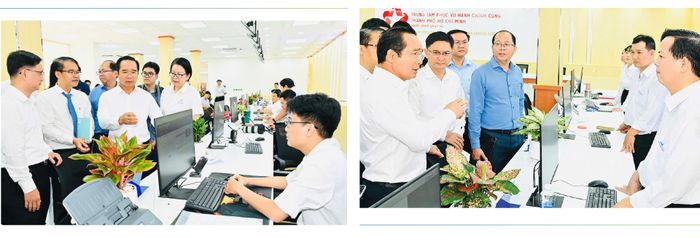 Chủ tịch UBND TPHCM Nguyễn Văn Được trao đổi cùng chuyên viên Trung tâm Phục vụ hành chính công TPHCM. Ảnh: VIỆT DŨNG