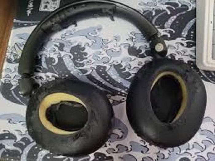 Phần đệm tai bằng da giả và mút xốp kém chất lượng thường bị bong tróc, xẹp lún, khiến người dùng cảm thấy khó chịu và buộc phải thay mới sớm hơn dự kiến.