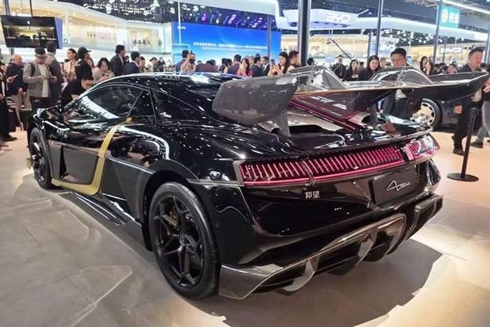 Các chi tiết trang trí màu vàng nhám tích hợp kỹ thuật sơn mài thủ công cấp quốc gia, trải qua hàng chục công đoạn thay thế quy trình sơn công nghiệp truyền thống, thể hiện rõ tinh thần thẩm mỹ phương Đông. Ngoài kỹ thuật sơn mài, khách hàng còn có thể lựa chọn các kỹ nghệ truyền thống như men Cloisonné thịnh hành thời nhà Minh hay gấm Vân Cẩm dệt chỉ vàng thật cho chiếc xe của mình.