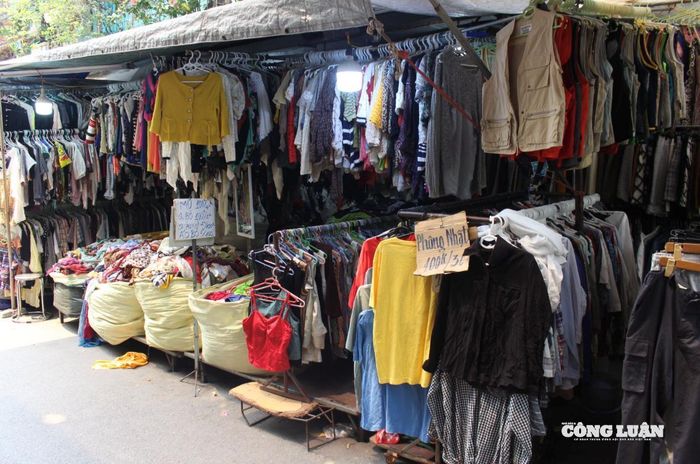 Không gian hàng kiện đặc trưng với sự phong phú từ kiểu dáng đến màu sắc.