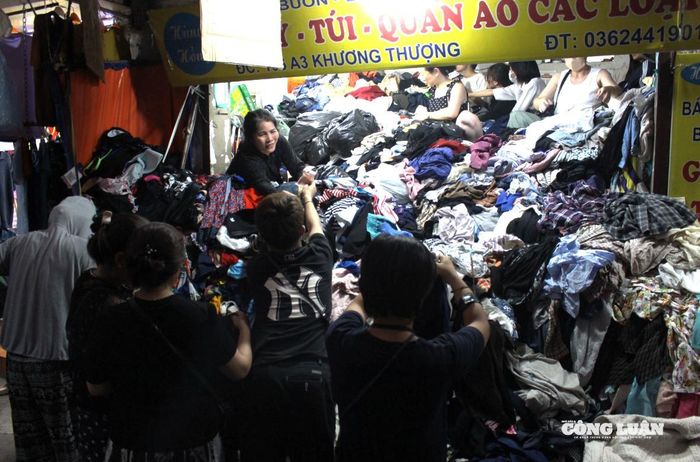 Toàn cảnh mua bán cuối giờ chiều đông đúc, tấp nập tại quầy hàng của cô Hồng (ngồi góc bên trái trên đống quần áo).