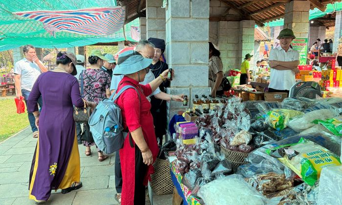 Du khách thích thú tìm hiểu và lựa chọn các sản phẩm đặc trưng của vùng cao Tây Bắc. Ảnh: Quang Hải